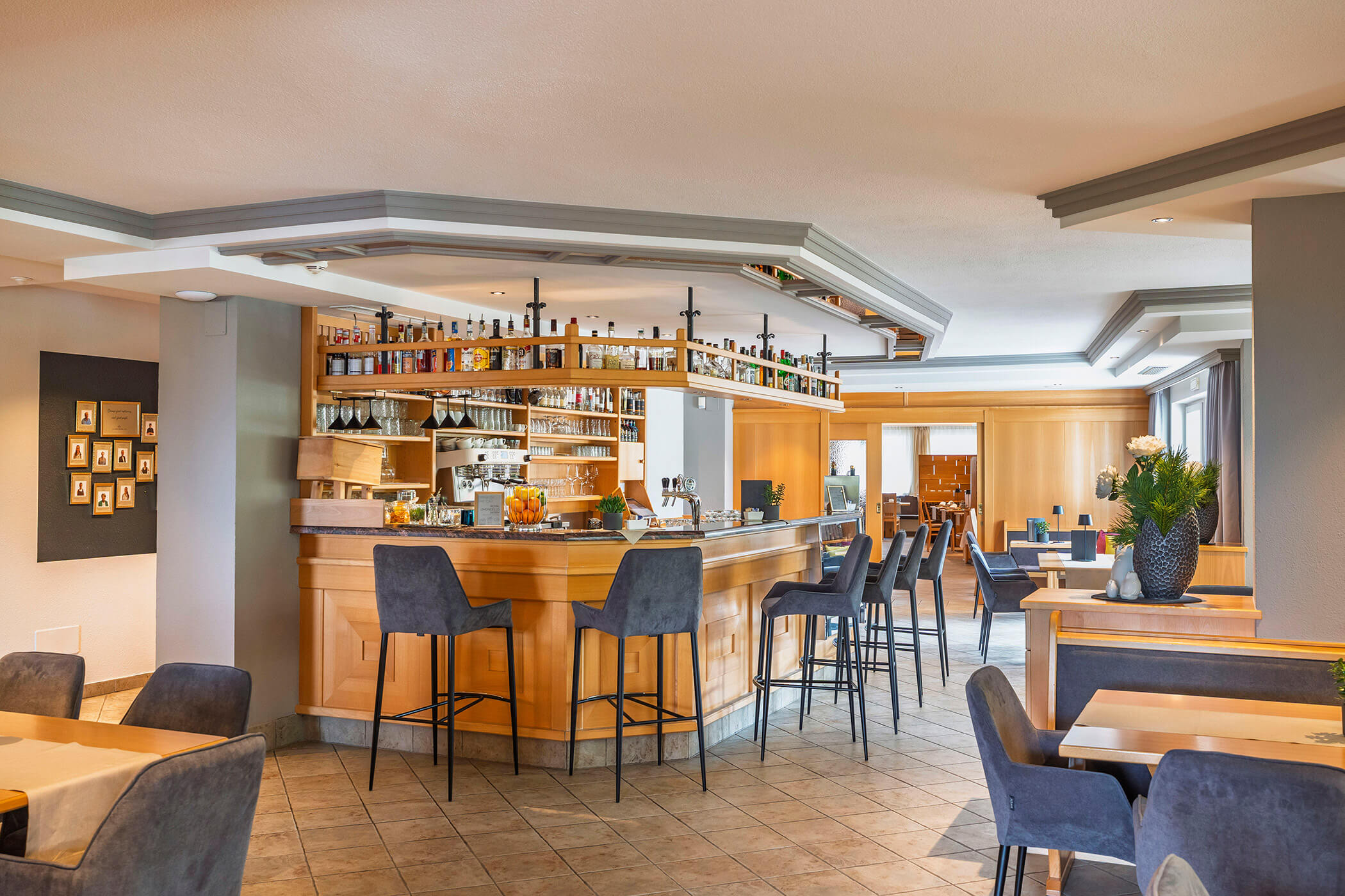 Holzbar mit Barhockern in einem Restaurant. - Hotel DAS ROYAL