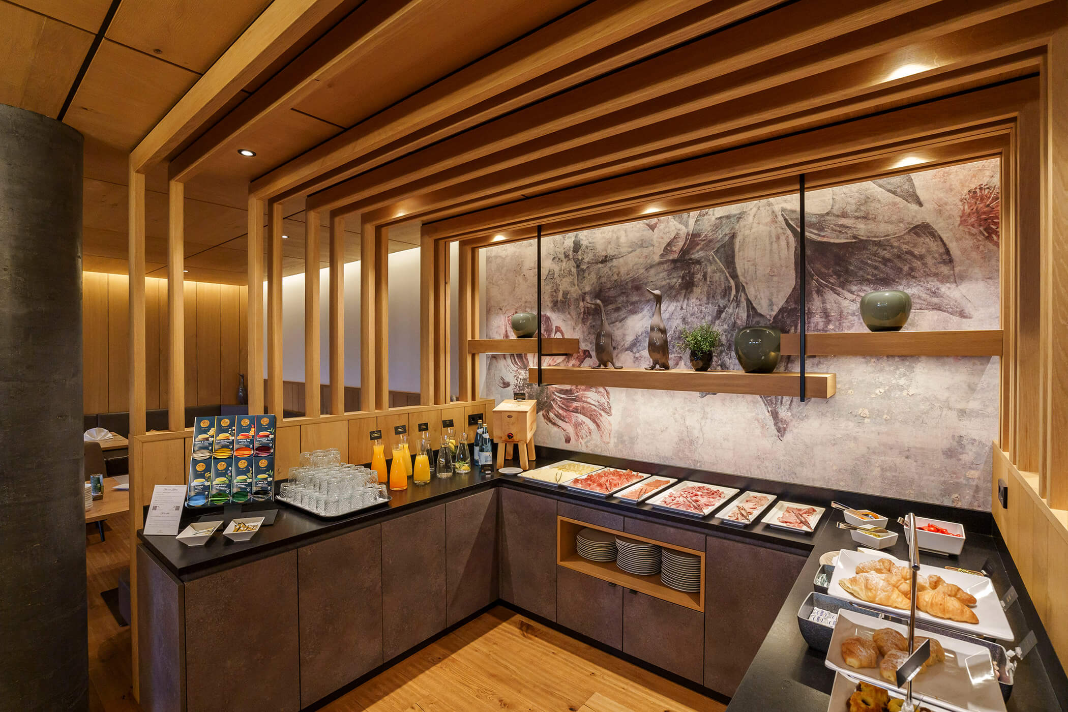 Ein Frühstücksbuffet im Hotel mit Säften, Aufschnitt und Gebäck. - Hotel DAS ROYAL