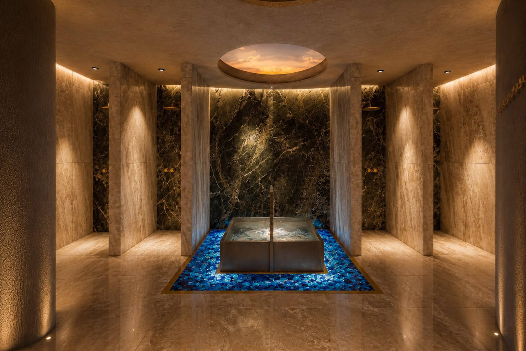 Ein quadratischer Whirlpool, der auf einem blau gefliesten Boden zwischen Marmor-Duschkabinen steht. - Hotel DAS ROYAL